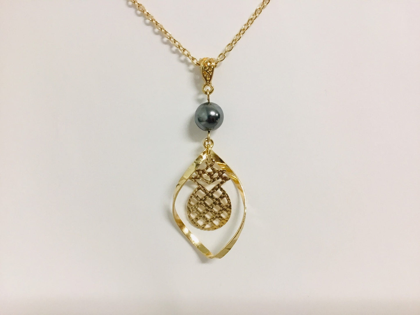 Spiral Pineapple : Hamilton Gold Necklace with Shell Pearls