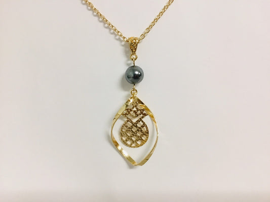 Spiral Pineapple : Hamilton Gold Necklace with Shell Pearls