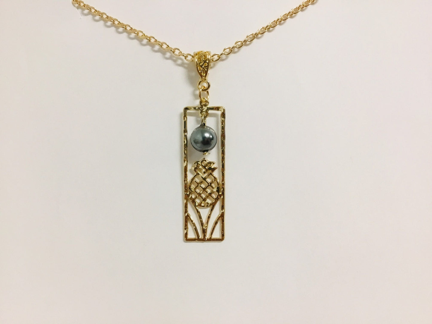 Hawaiian Small Pineapple Rectangle Design : Hamilton Gold Necklace with Shell Pearls