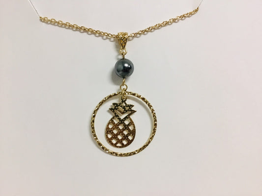 Hoop Pineapple : Hamilton Gold Necklace with Shell Pearls