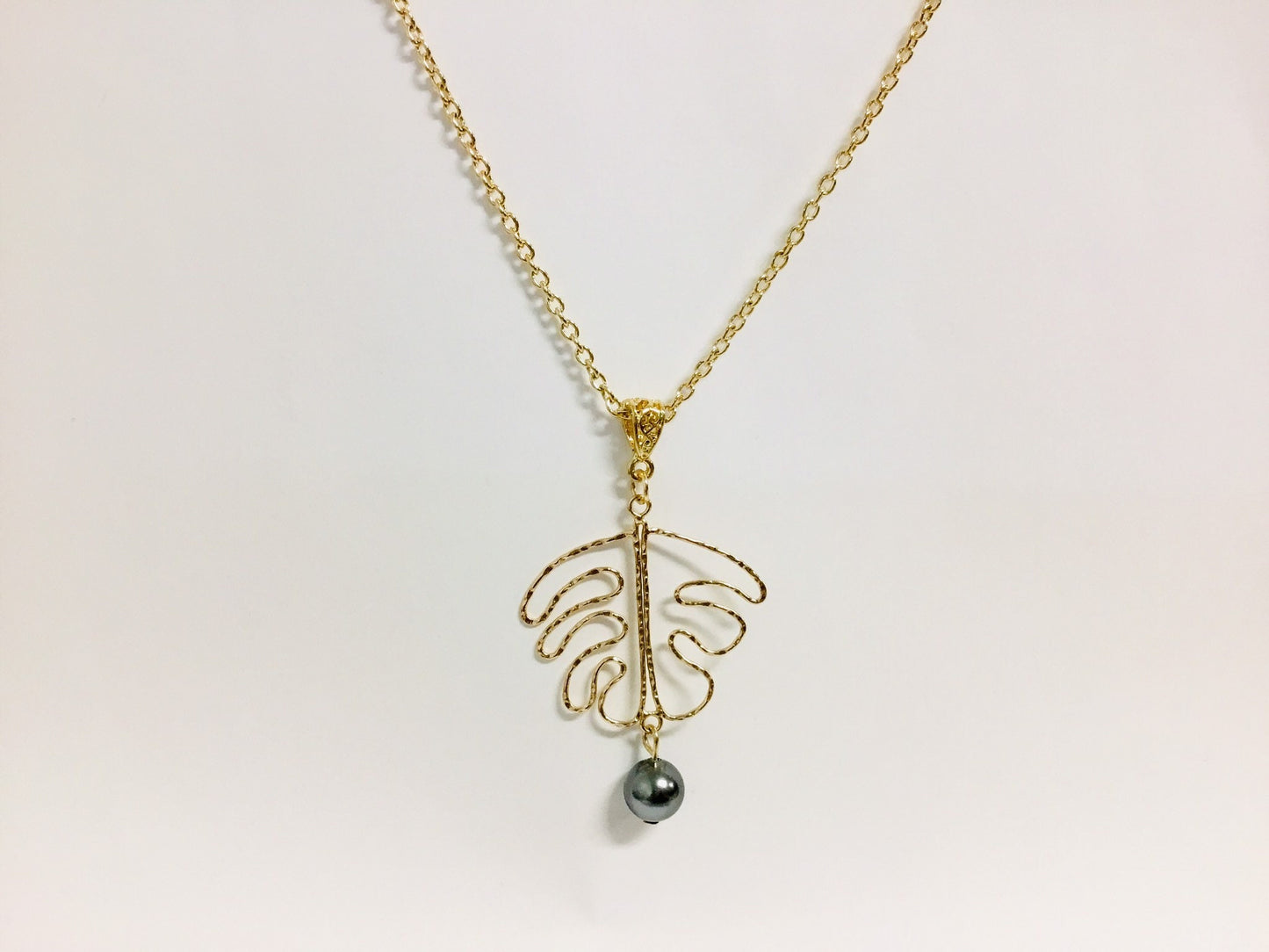 Monstera Wire : Hamilton Gold Necklace with Shell Pearls