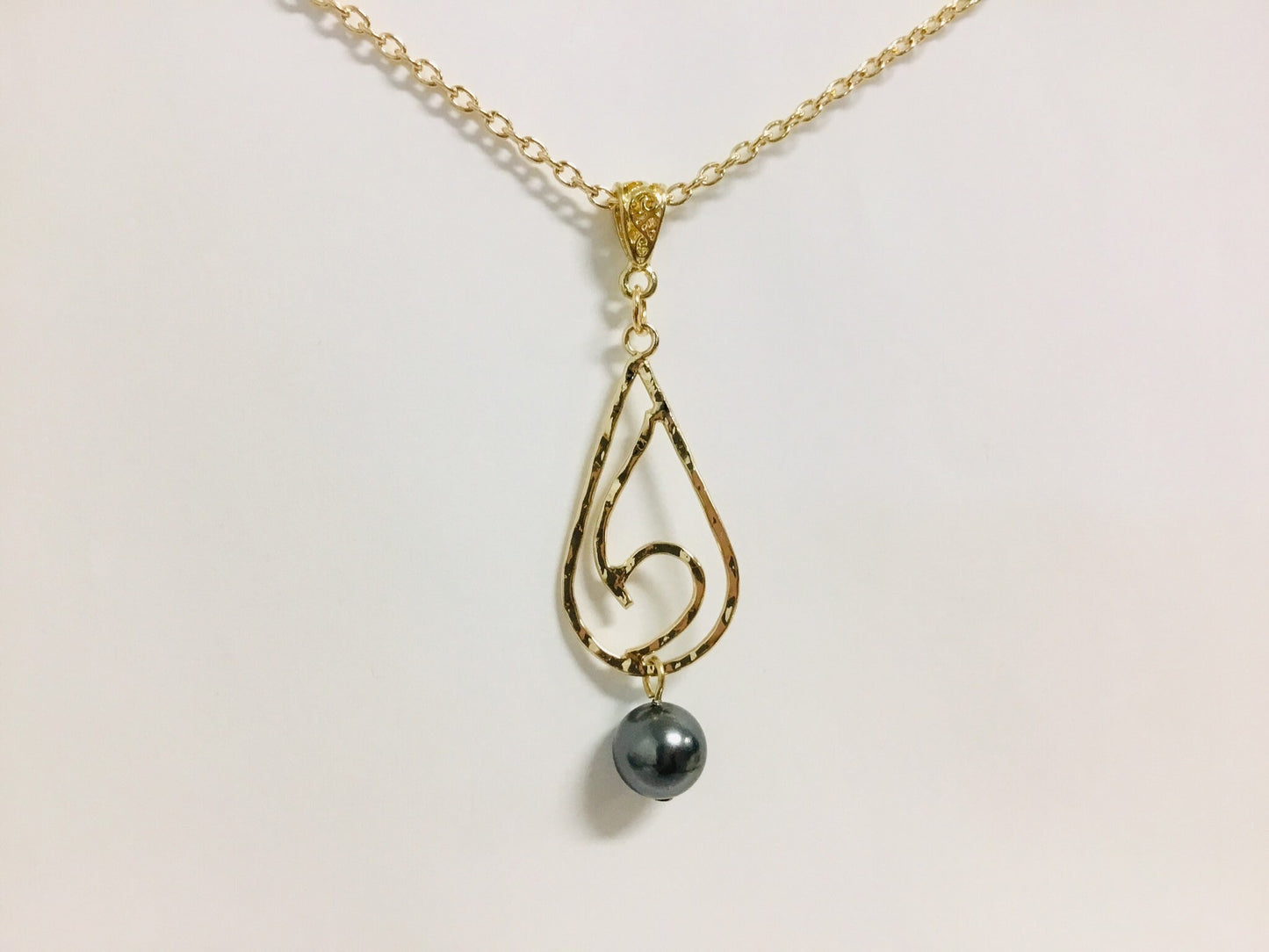 Teardrop Wave : Hamilton Gold Necklace with Shell Pearls