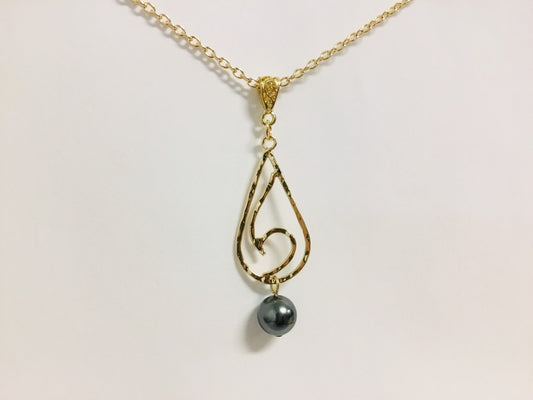 Teardrop Wave : Hamilton Gold Necklace with Shell Pearls