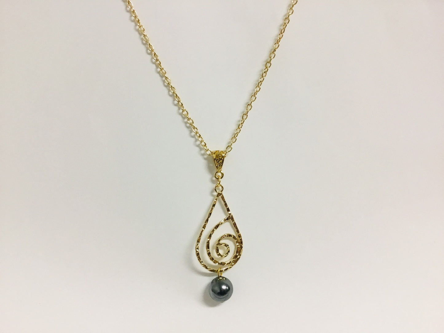 Teardrop Piko: Hamilton Gold Necklace with Shell Pearls