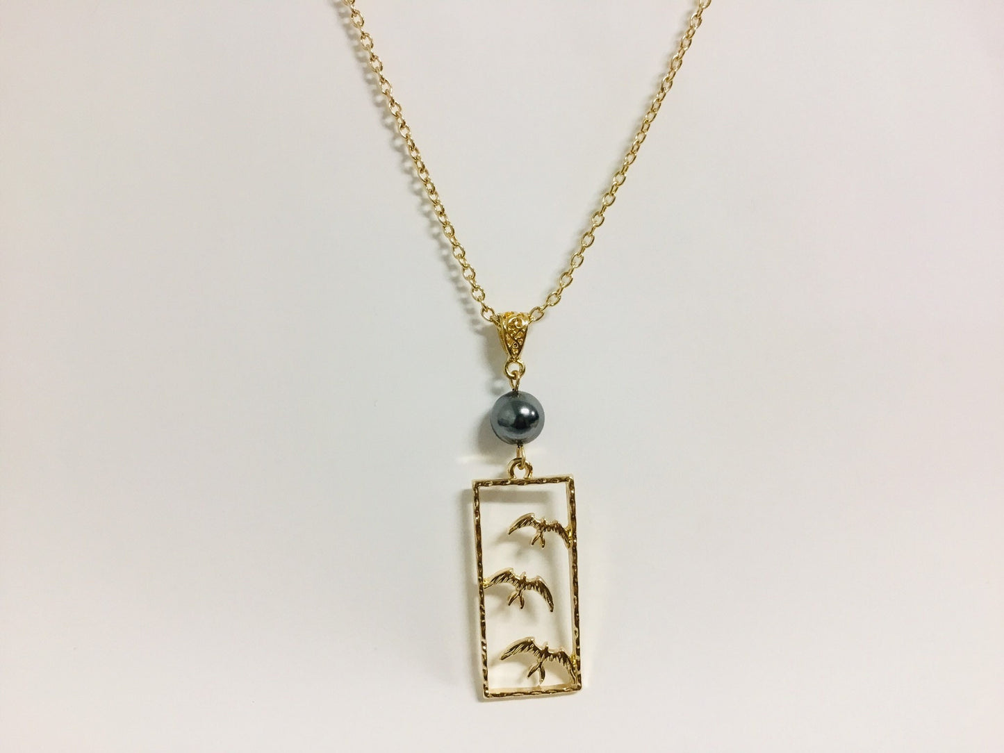 Iwa Birds : Hamilton Gold Necklace with Shell Pearls