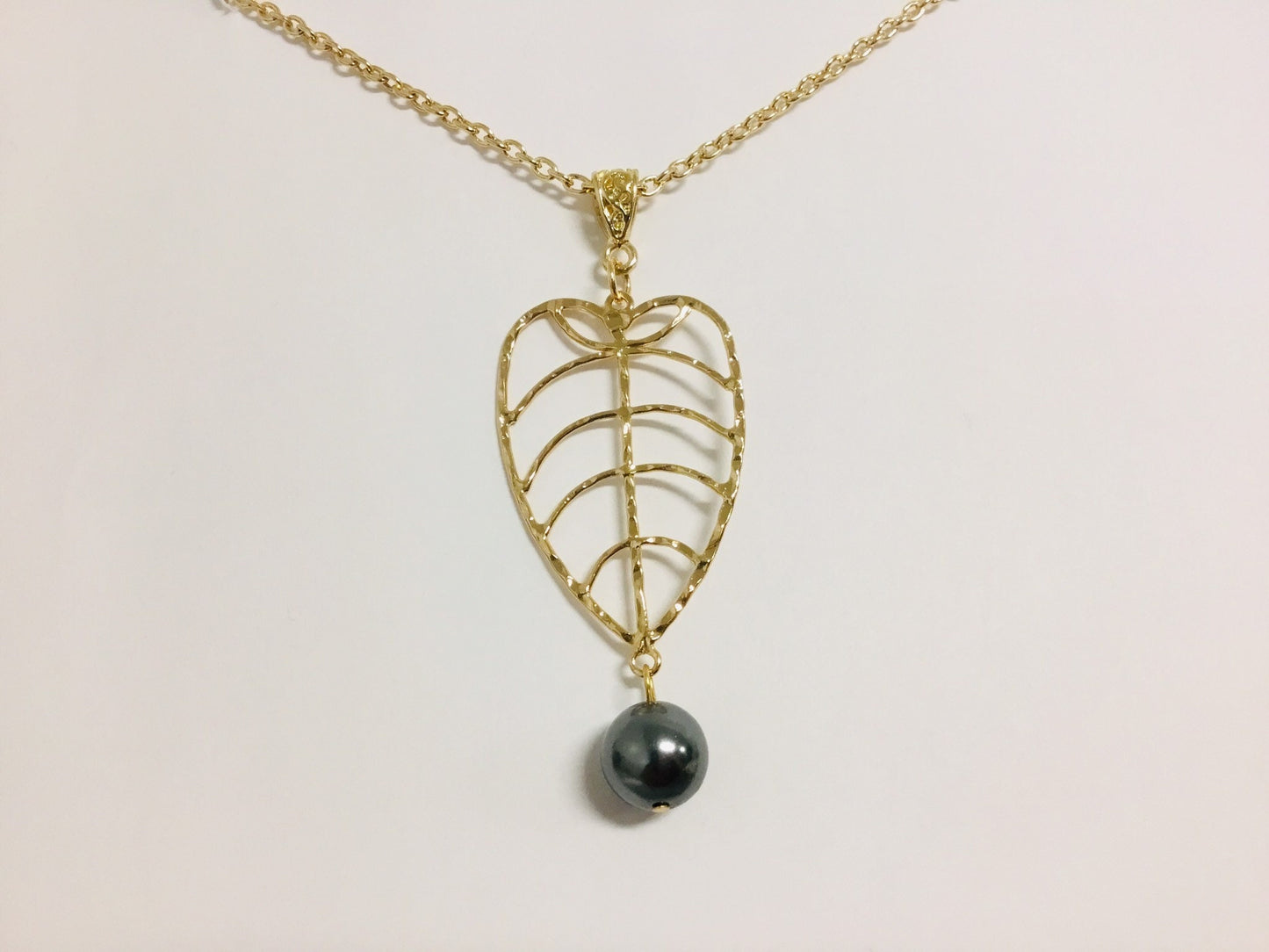 Taro Leaf : Hamilton Gold Necklace with Shell Pearls