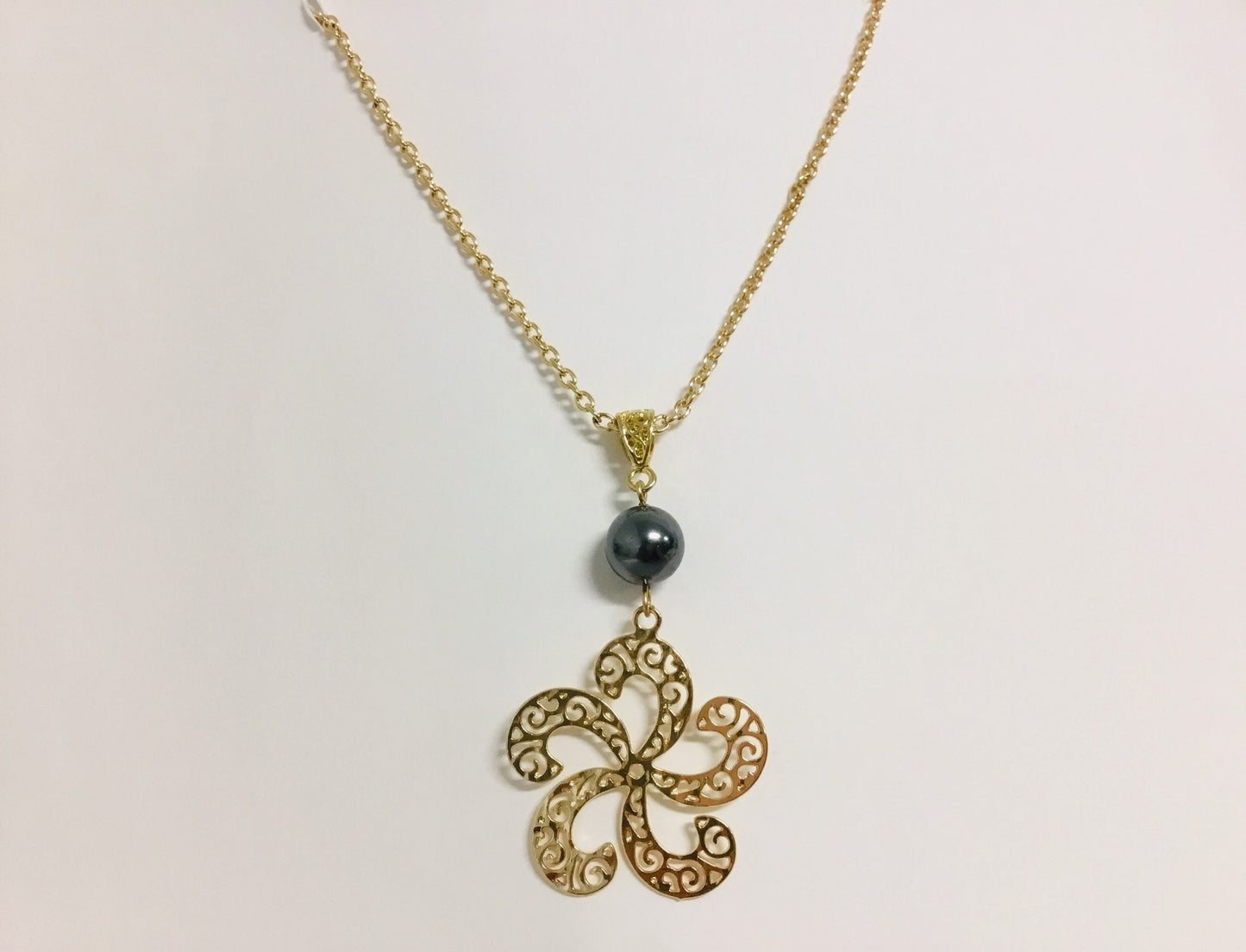 Spiraling Tropical Tiare Flower : Hamilton Gold Necklace with Shell Pearls