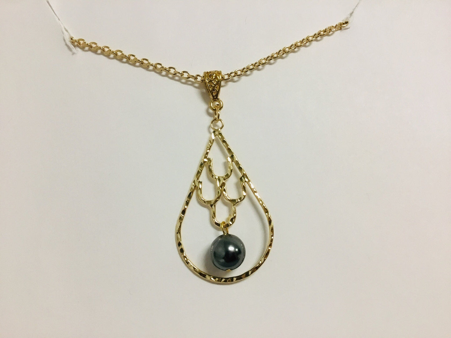 Mermaid Scales Teardrop : Hamilton Gold Necklace with Shell Pearls