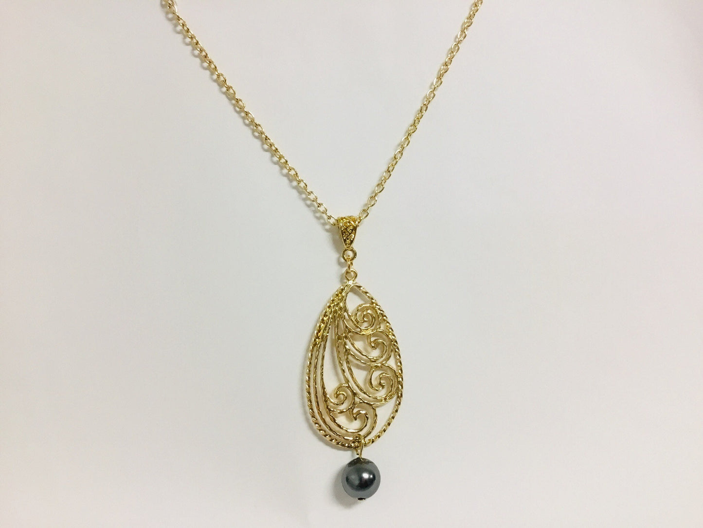 Spiral Wind : Hamilton Gold Necklace with Shell Pearls