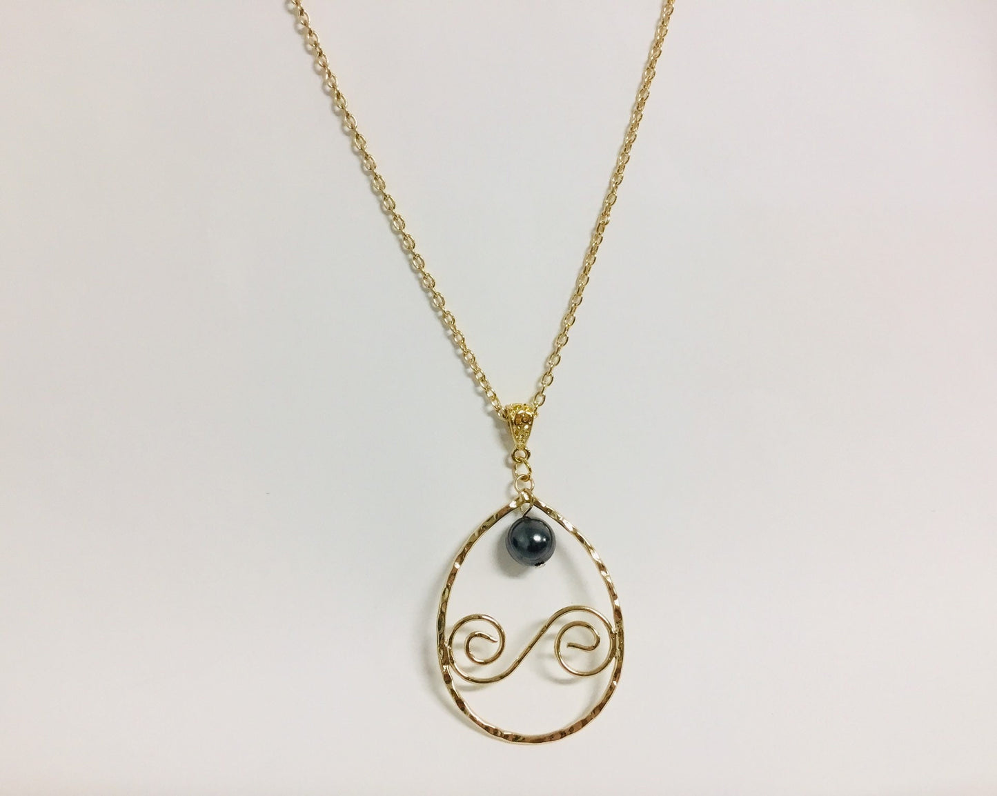 Teardrop Currents : Hamilton Gold Necklace with Shell Pearls