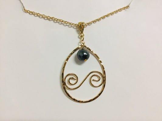 Teardrop Currents : Hamilton Gold Necklace with Shell Pearls