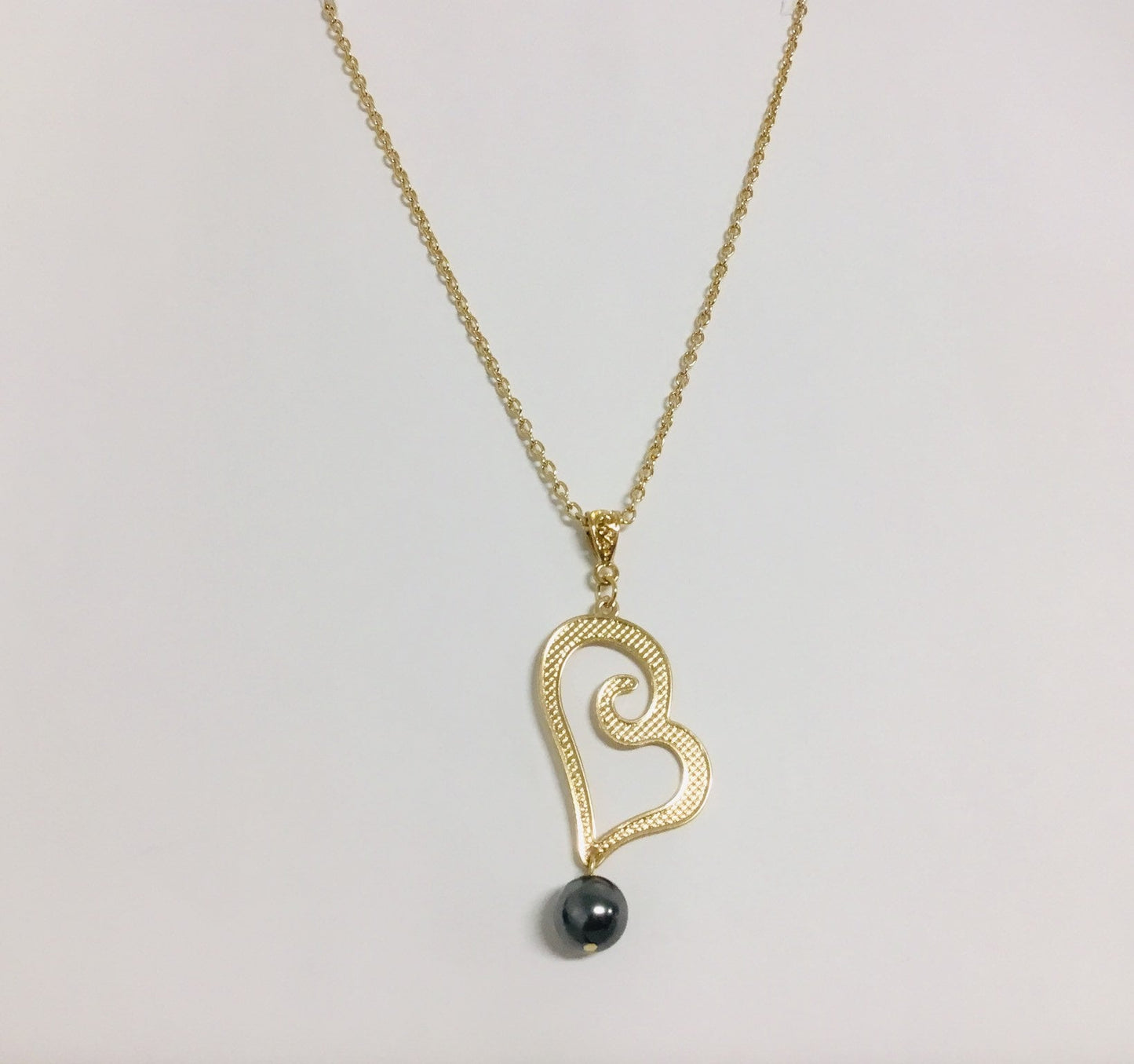 Swirly Heart : Hamilton Gold Necklace with Shell Pearls