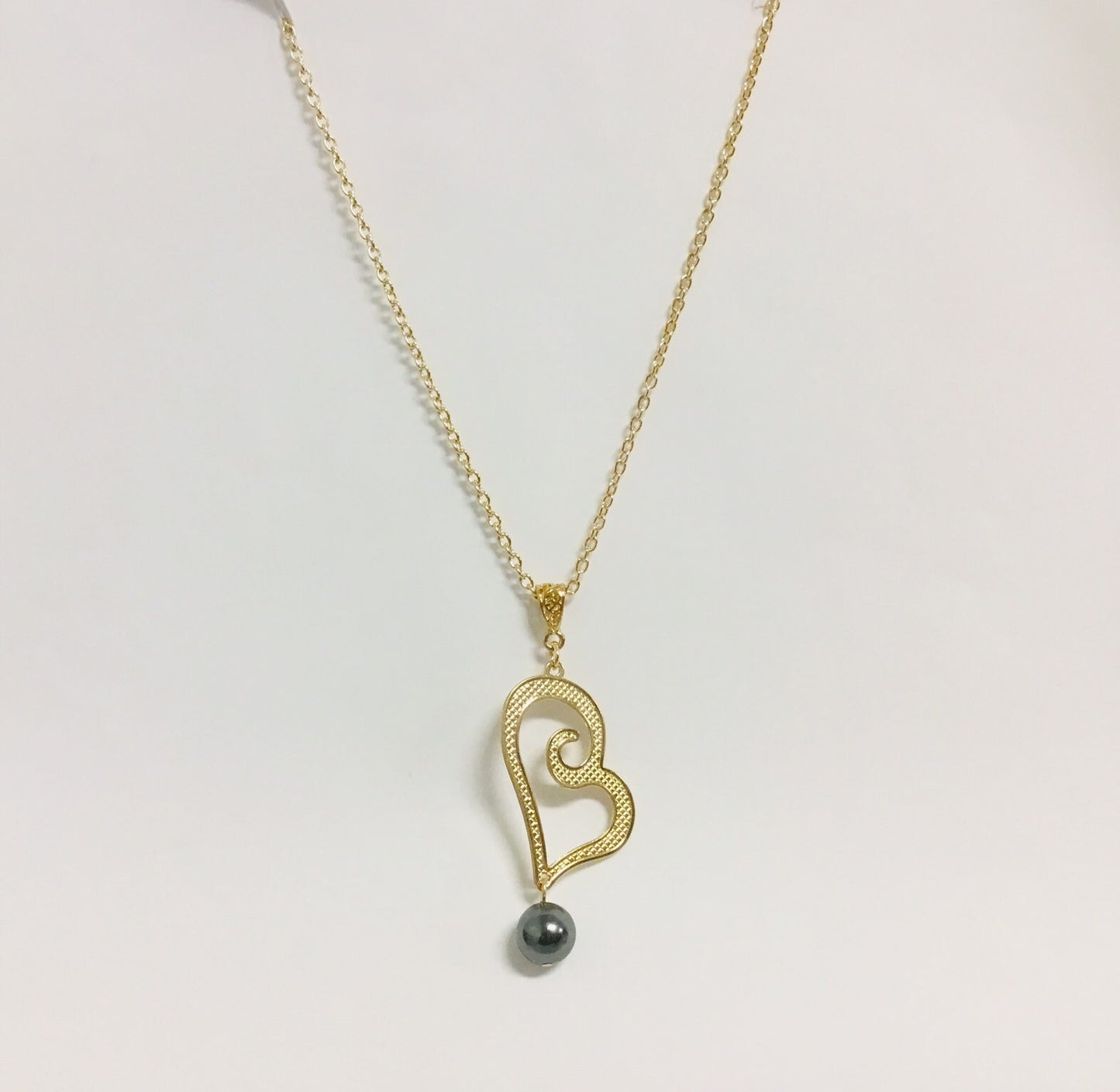 Swirly Heart : Hamilton Gold Necklace with Shell Pearls