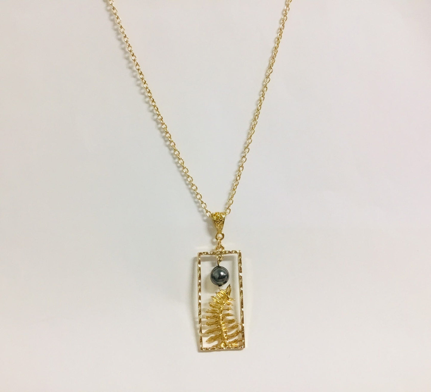 Tropical Fern Leaf Design : Hamilton Gold Necklace with Shell Pearls