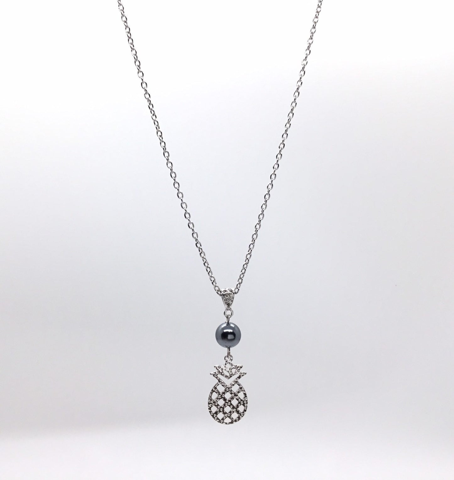 Hawaiian Small Pineapple Design : Hamilton Silver Necklace with Shell Pearls