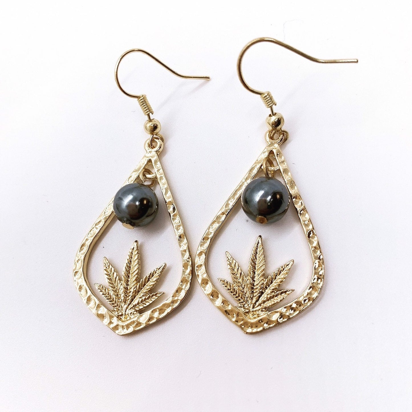 Hawaii Pakalolo Teardrop : Hamilton Gold Earring with  Shell Pearls