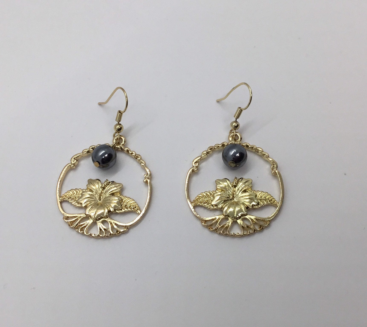 Hawaiian Circle Hibiscus Design: Hamilton Gold Earring with  Shell Pearls