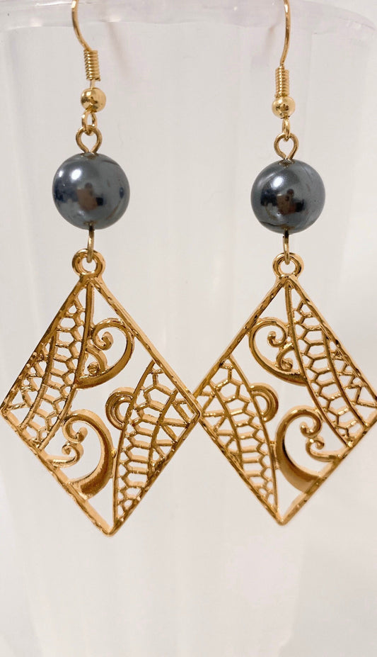 Wind Wave Tribal Design : Hamilton Gold Earring with  Shell Pearls