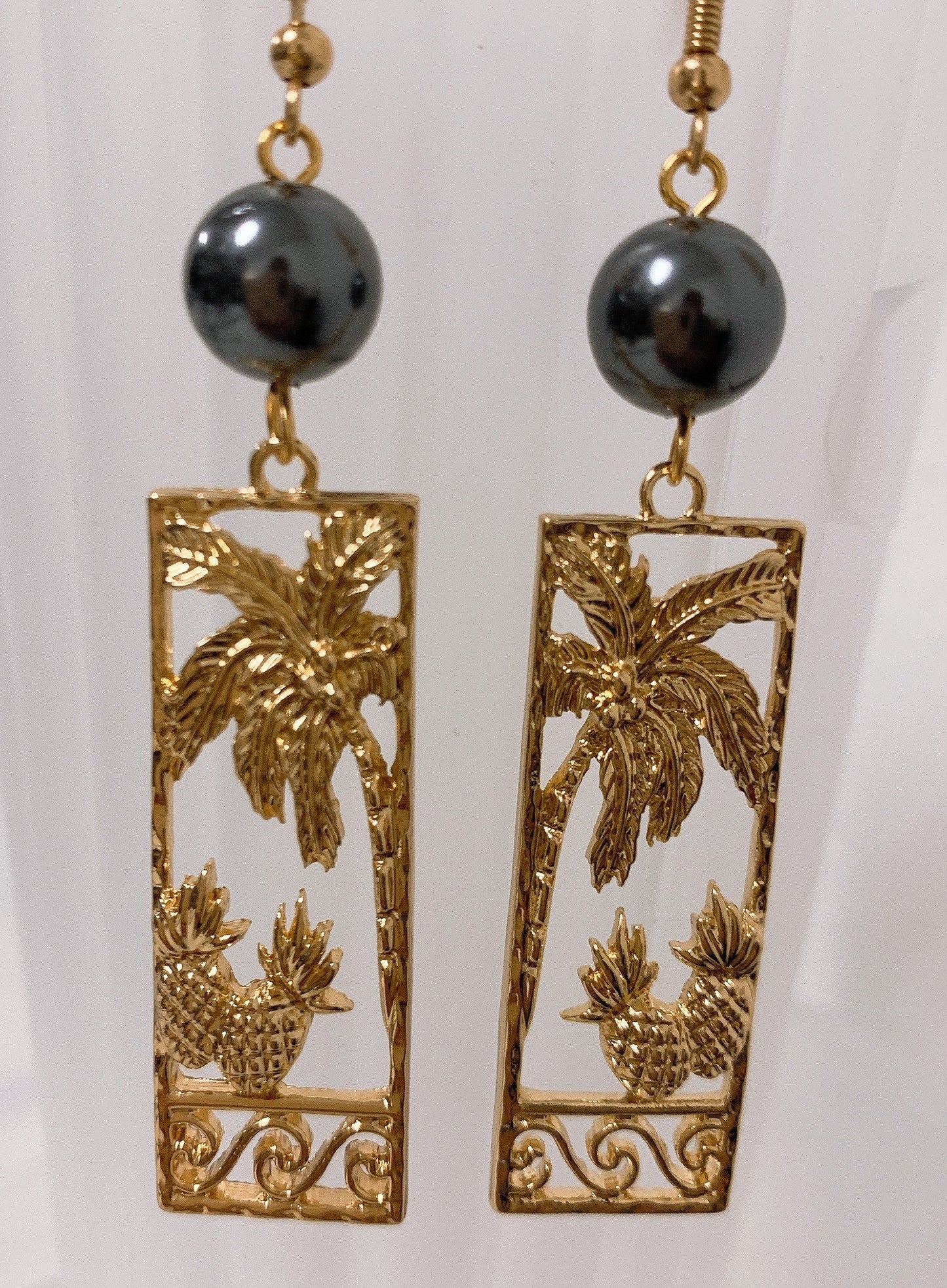 Hawaiian palm tree and pineapple : Hamilton Gold Earring with  Shell Pearls