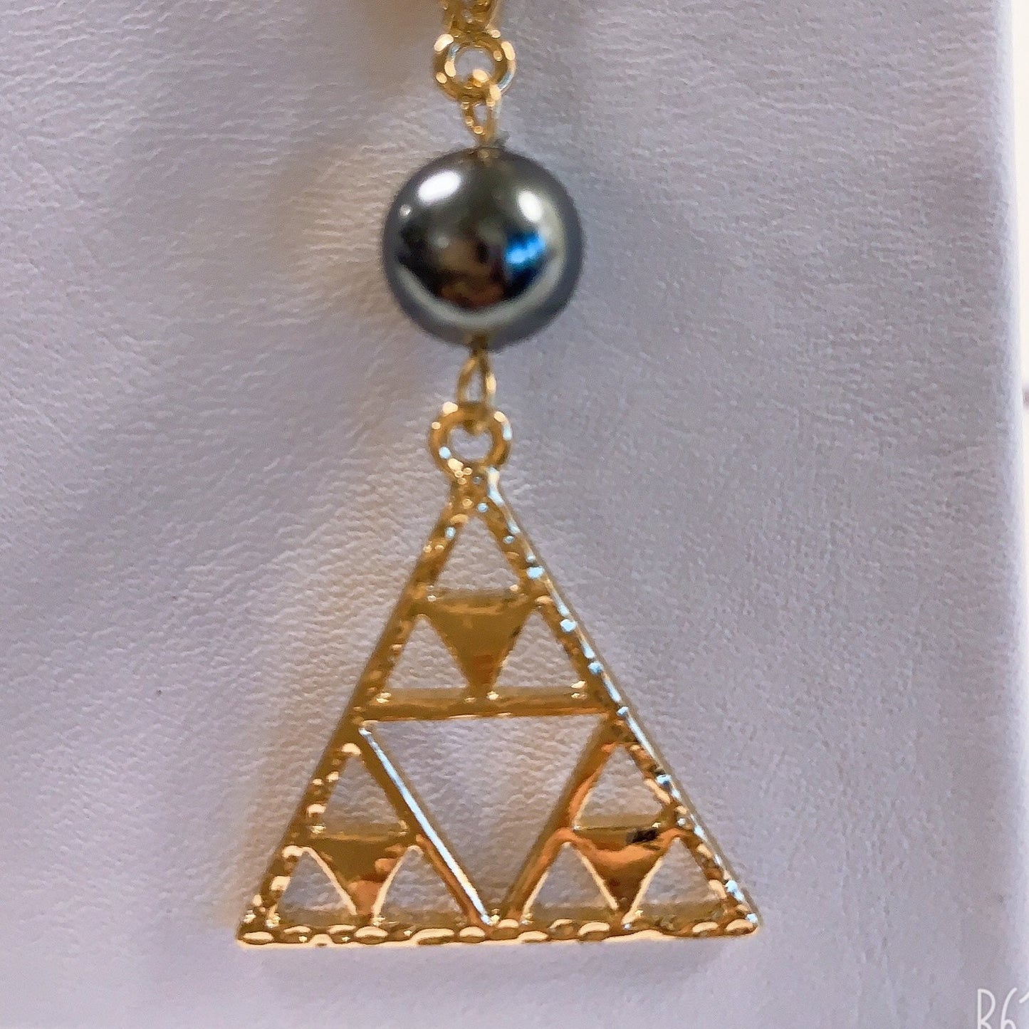 Mauna Kea Tribal Triangle : Hamilton Gold Necklace with Shell Pearls