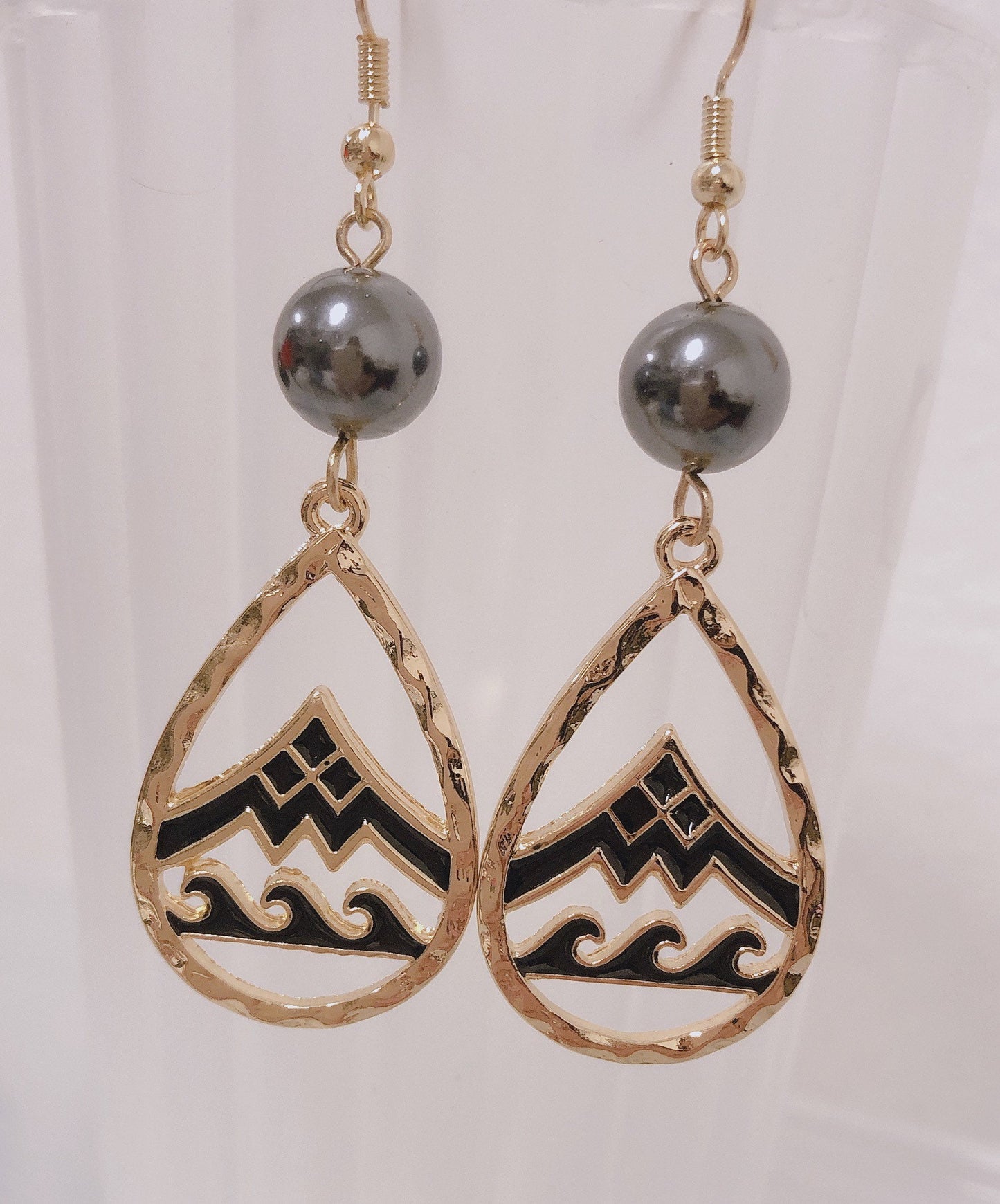 Mauna Kea wave : Hamilton Gold Earring with  Shell Pearls