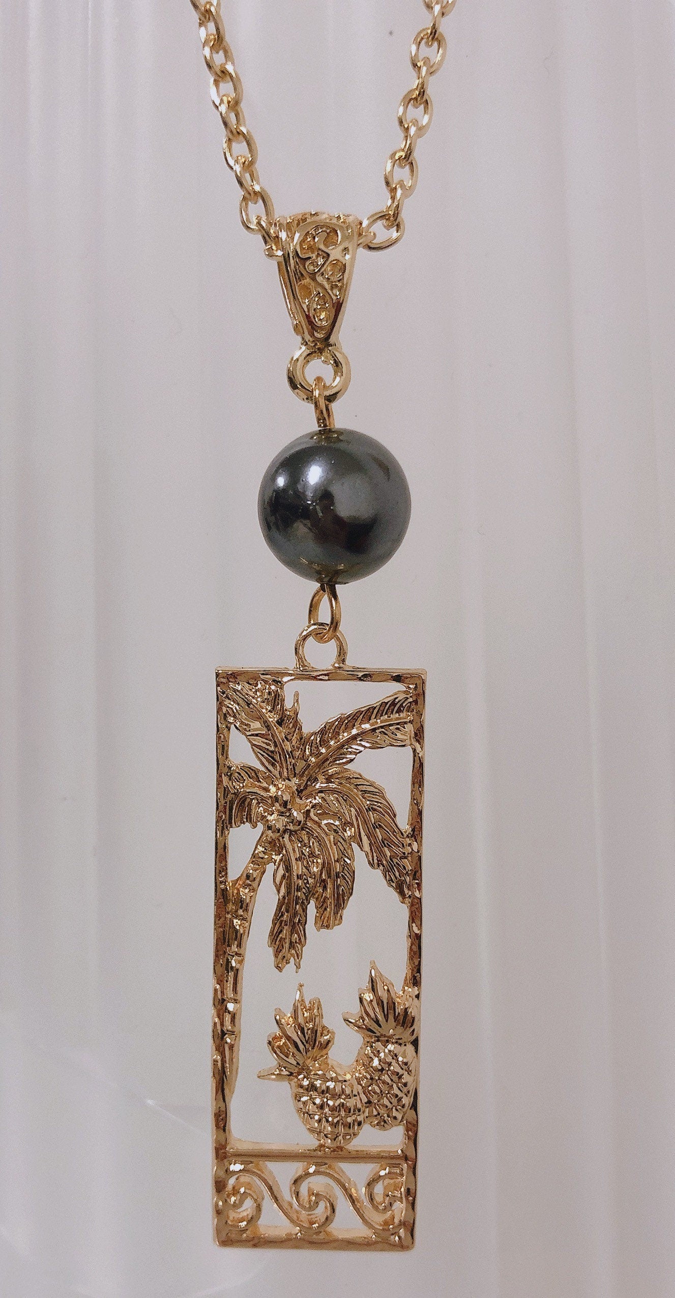 Rectangle Plam Tree and Pineapple : Hamilton Gold Necklace with Shell Pearls