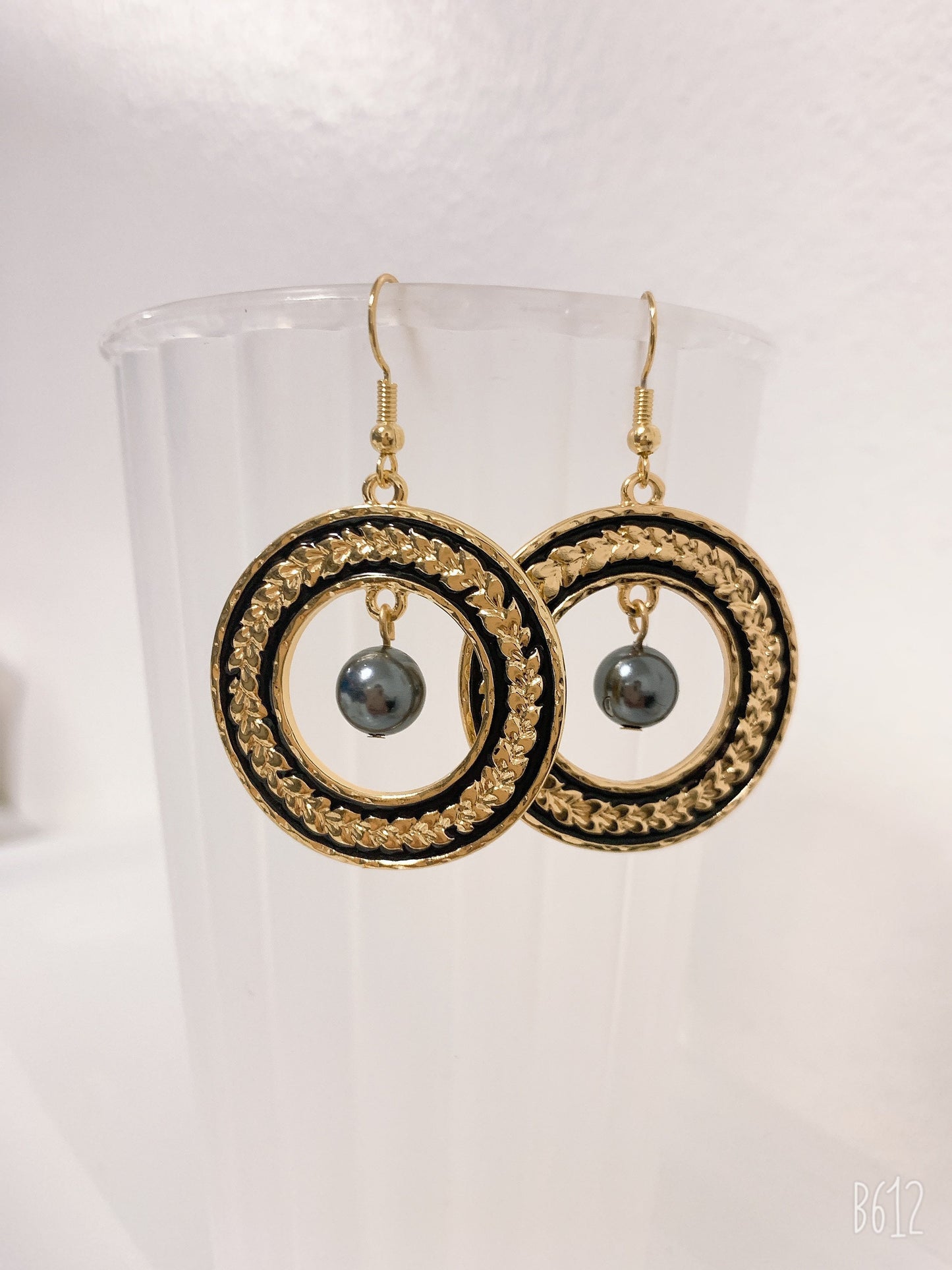 Maile lei Black enamel Circle: Hamilton Gold Earring with  Shell Pearls