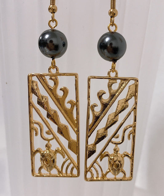 Hawaiian Honu in tribal: Hamilton Gold Earring with  Shell Pearls