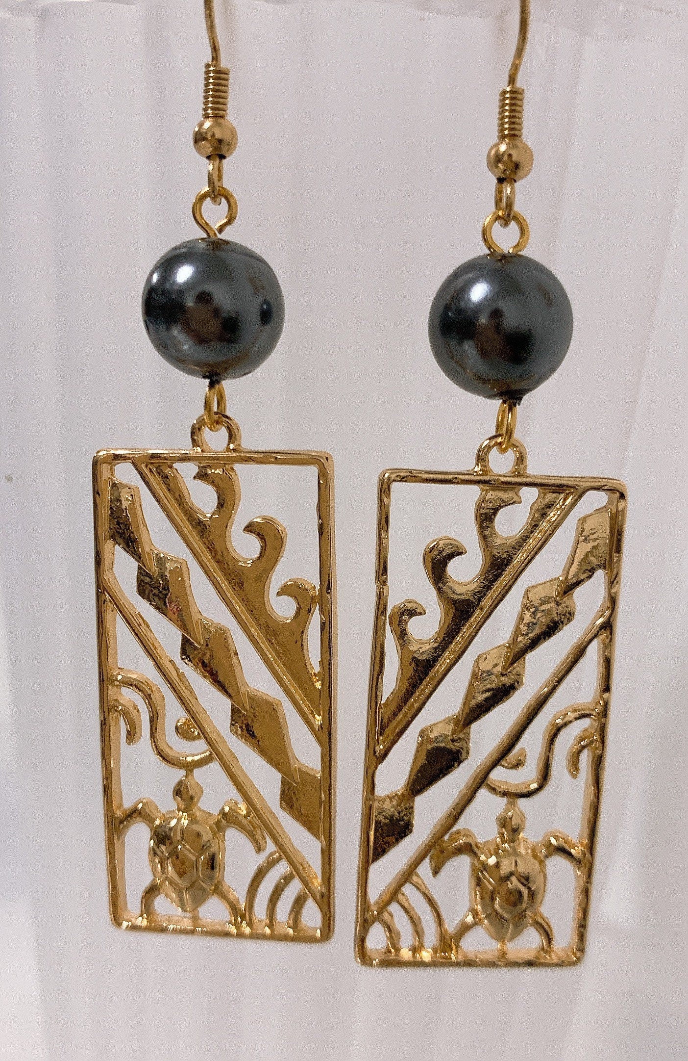 Hawaiian Honu in tribal: Hamilton Gold Earring with  Shell Pearls