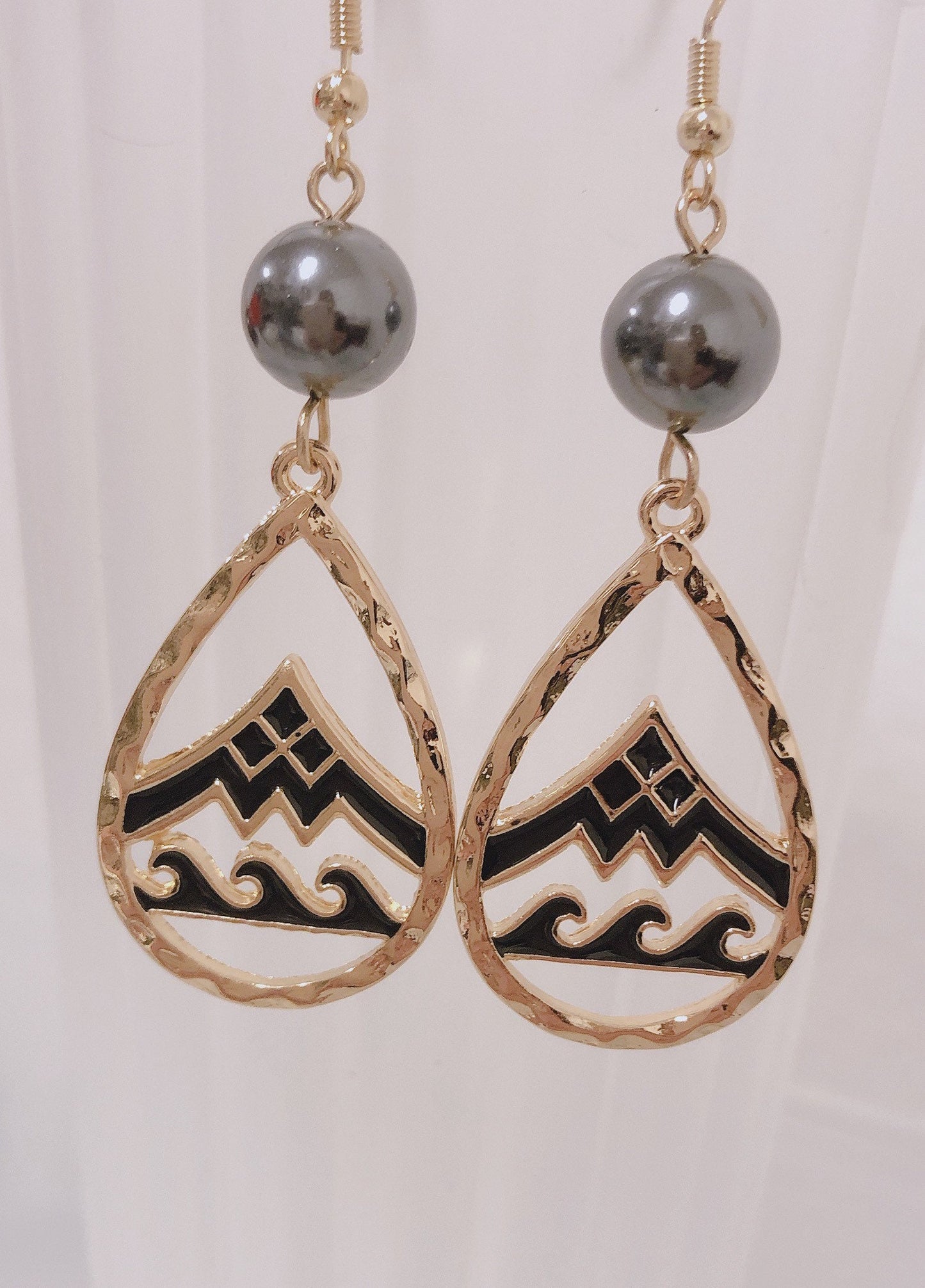 Mauna Kea wave : Hamilton Gold Earring with  Shell Pearls