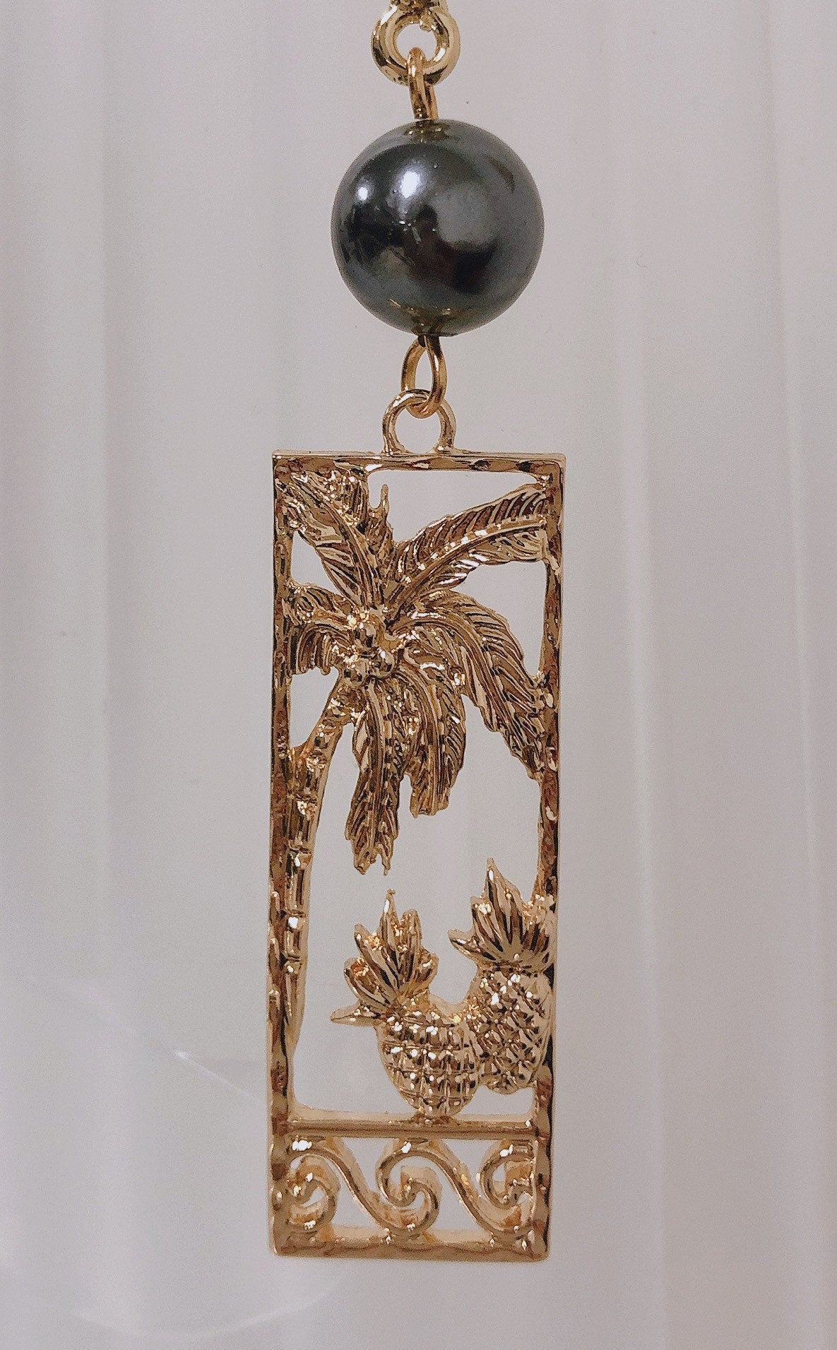 Rectangle Plam Tree and Pineapple : Hamilton Gold Necklace with Shell Pearls