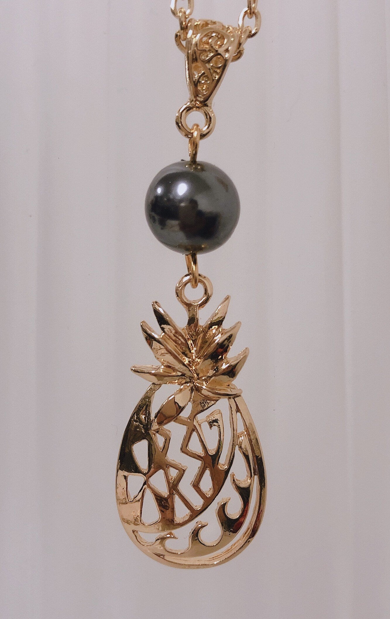 Hawaiian Pineapple : Hamilton Gold Necklace with Shell Pearls