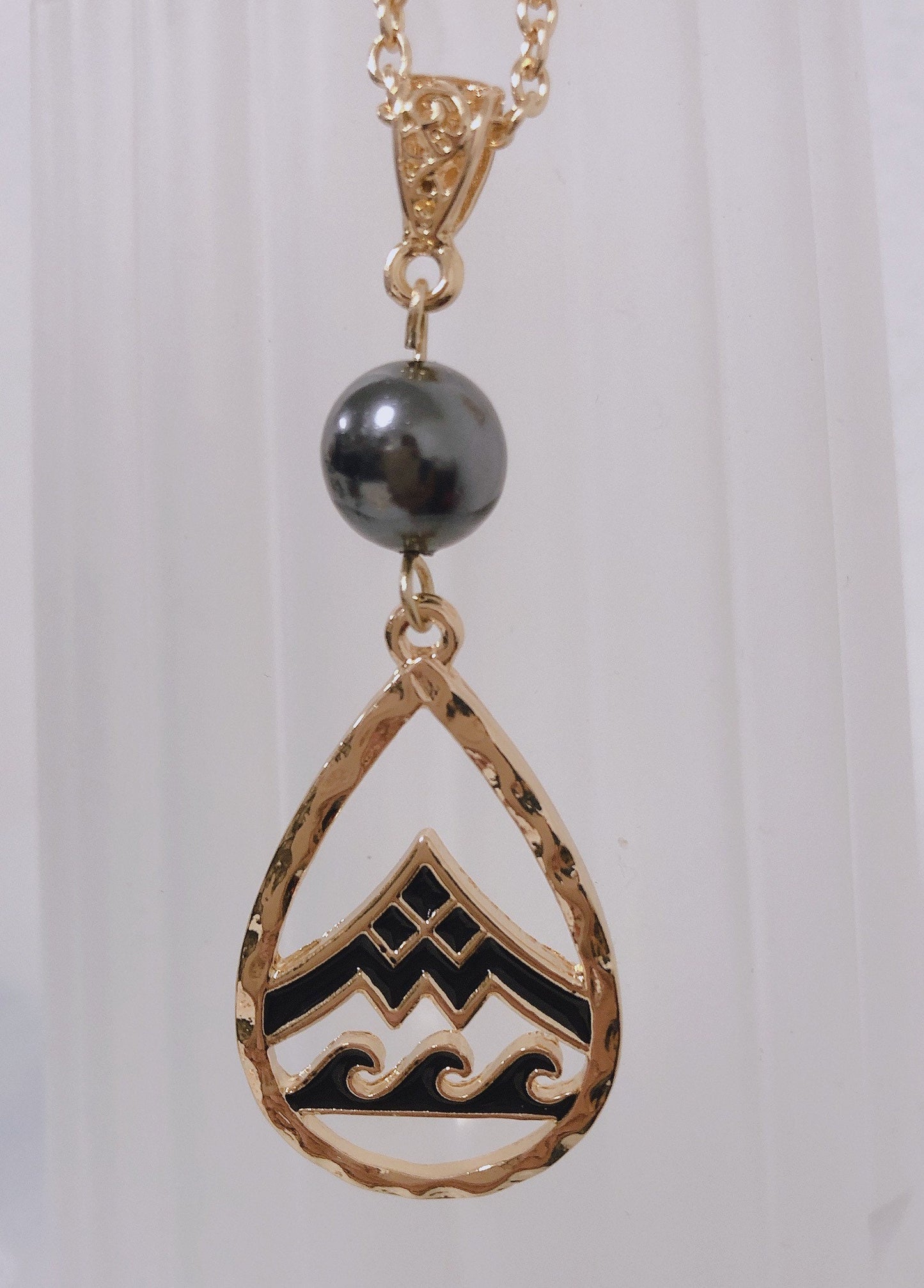 Mauna Kea Triangle: Hamilton Gold Necklace with Shell Pearls