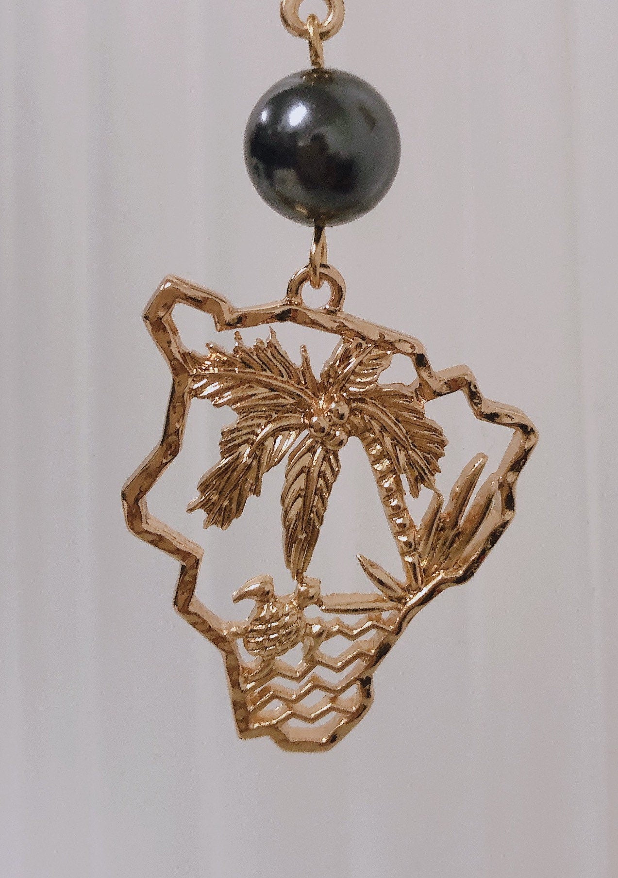 Big Island with tropical palm tree: Hamilton Gold Necklace with Shell Pearls