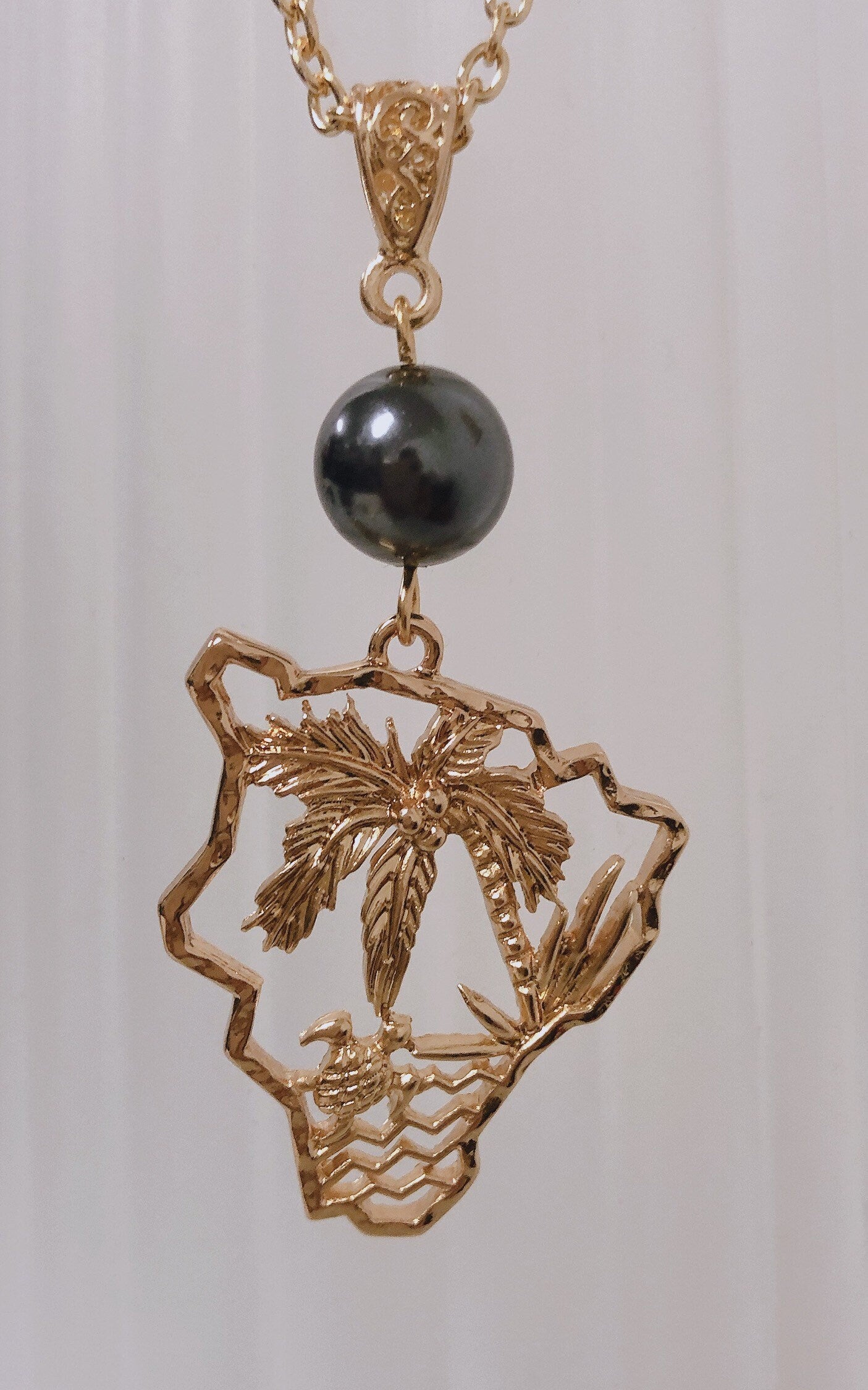 Big Island with tropical palm tree: Hamilton Gold Necklace with Shell Pearls