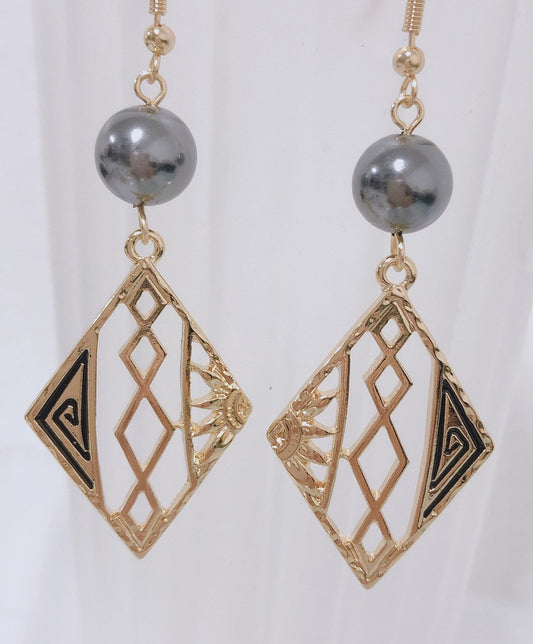 Mauna Kea Sun Black Hawaiian Tribal: Hamilton Gold Earring with  Shell Pearls