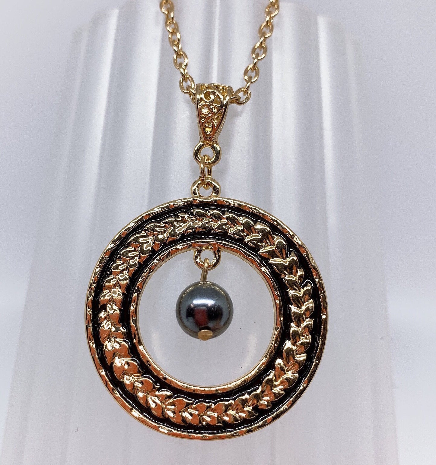 Maile lei Black enamel Circle: Hamilton Gold Necklace with  Shell Pearls