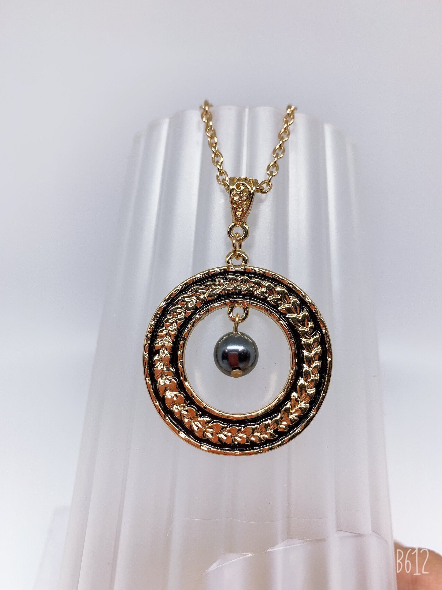 Maile lei Black enamel Circle: Hamilton Gold Necklace with  Shell Pearls