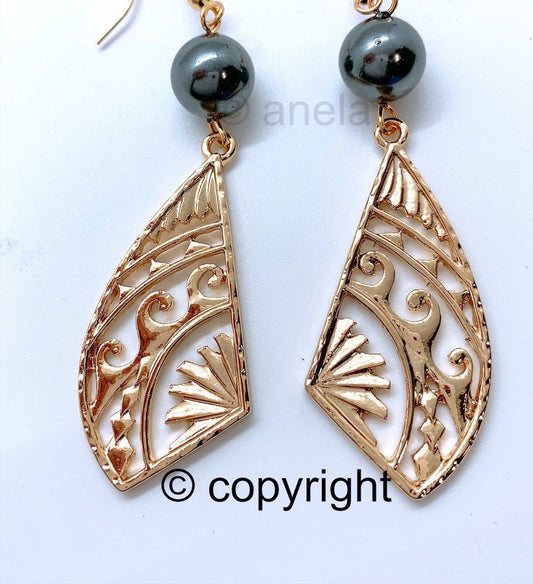 Hawaiian Fan wave earrings : Hamilton Gold Earring with  Shell Pearls