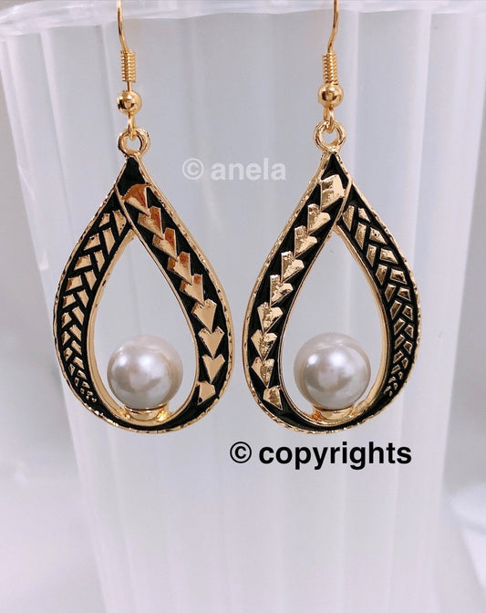 Tribal Teardrop : Hamilton Gold Earring with  Shell Pearls Lavender