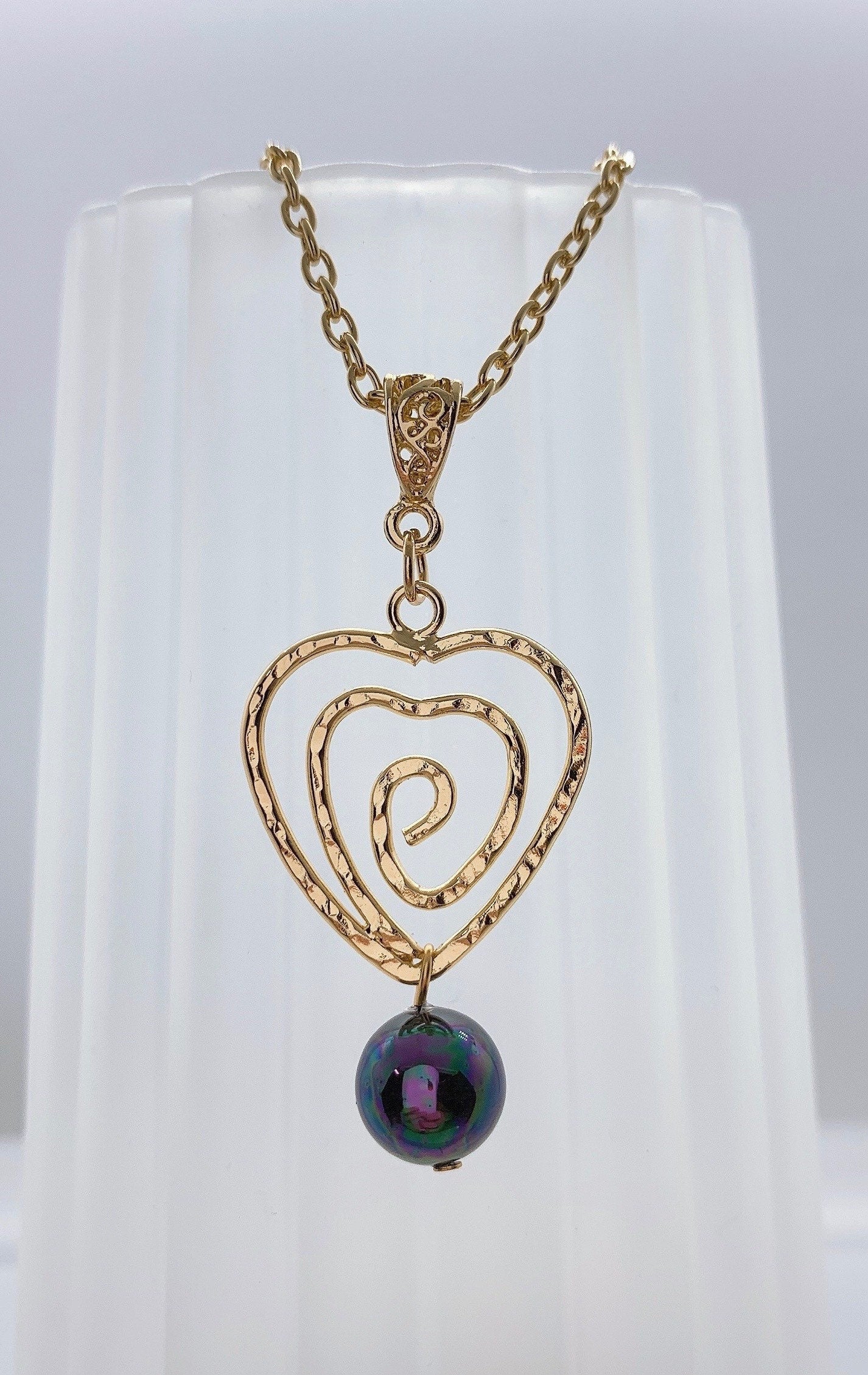 Heart sprial : Hamilton Gold Necklace with Rainbow Shell Pearls
