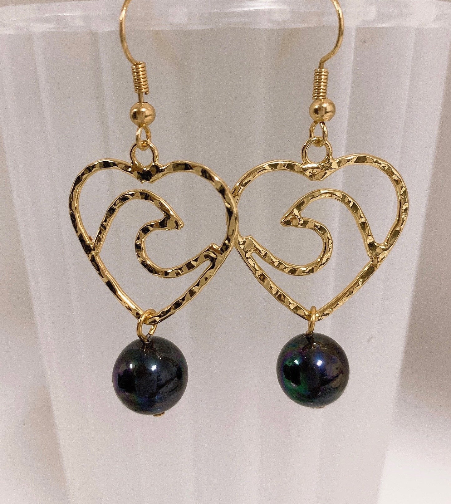 Heart Wave Small: Hamilton Gold Earring with  peacock black Shell Pearls