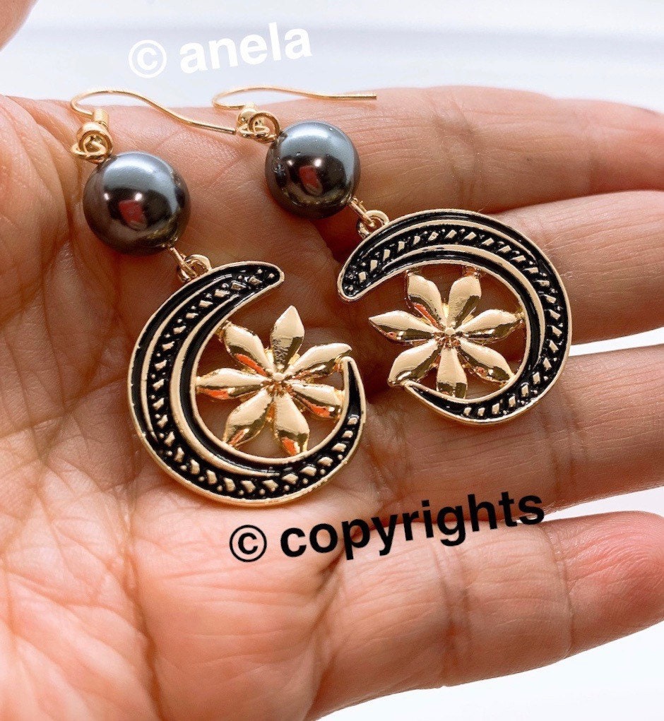 Hawaiian Tribal Moon Design Tropical Tiare Flower : Hamilton Gold Earrings with Black Grayish Shell Pearls