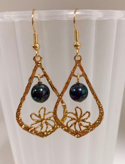 Hawaiian Tiare Flowers Teardrop : Hamilton Gold Earring with Shell Pearls