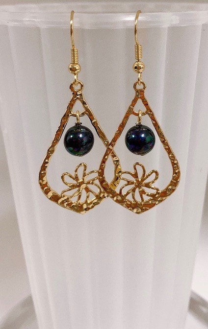 Hawaiian Tiare Flowers Teardrop : Hamilton Gold Earring with Shell Pearls