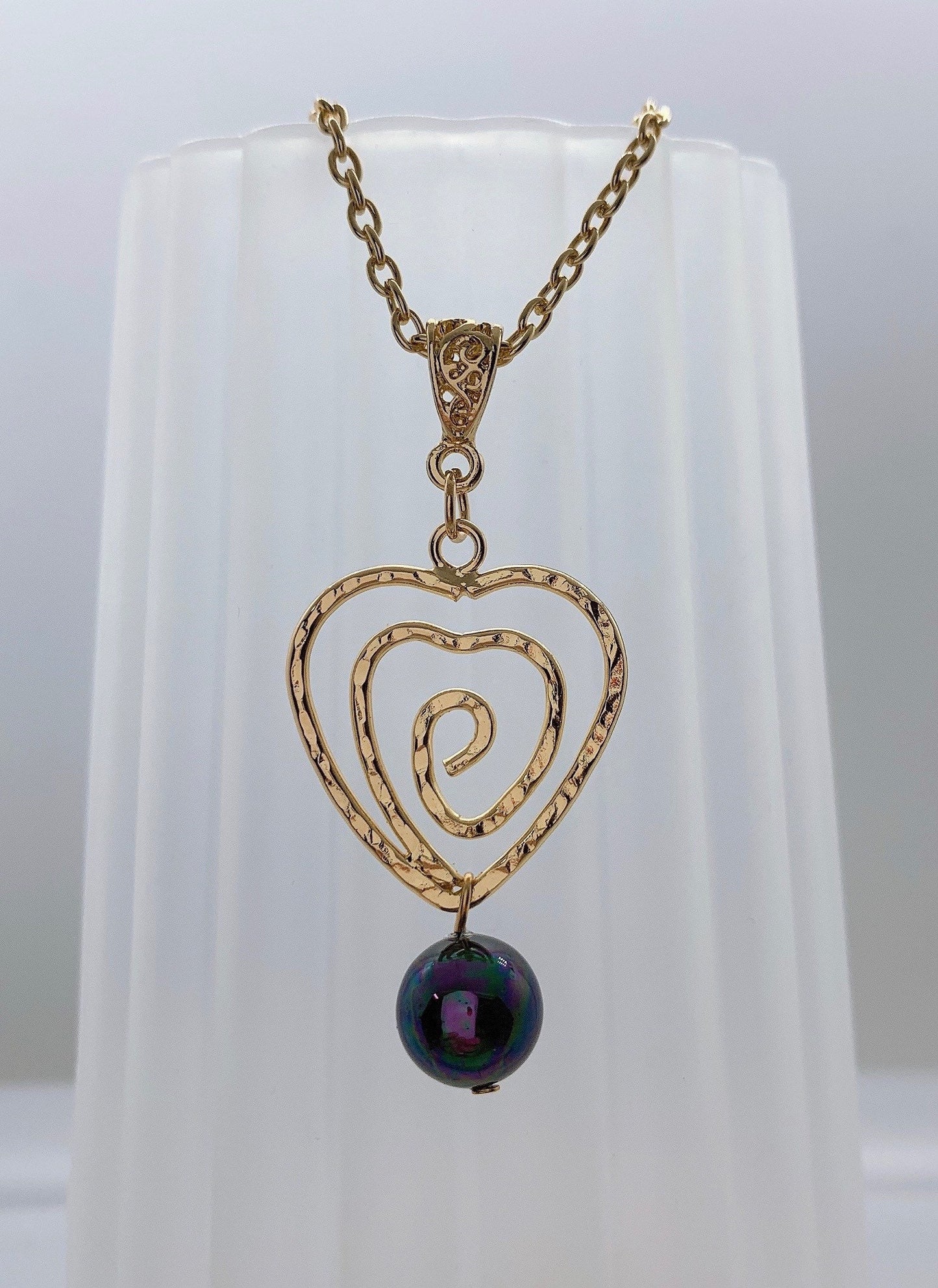 Heart sprial : Hamilton Gold Necklace with Rainbow Shell Pearls