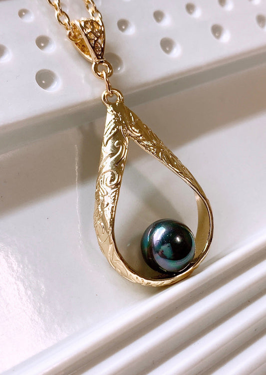 Teardrop Black Peacock Shell Pearl : Hamilton Gold Necklace with Shell Pearls