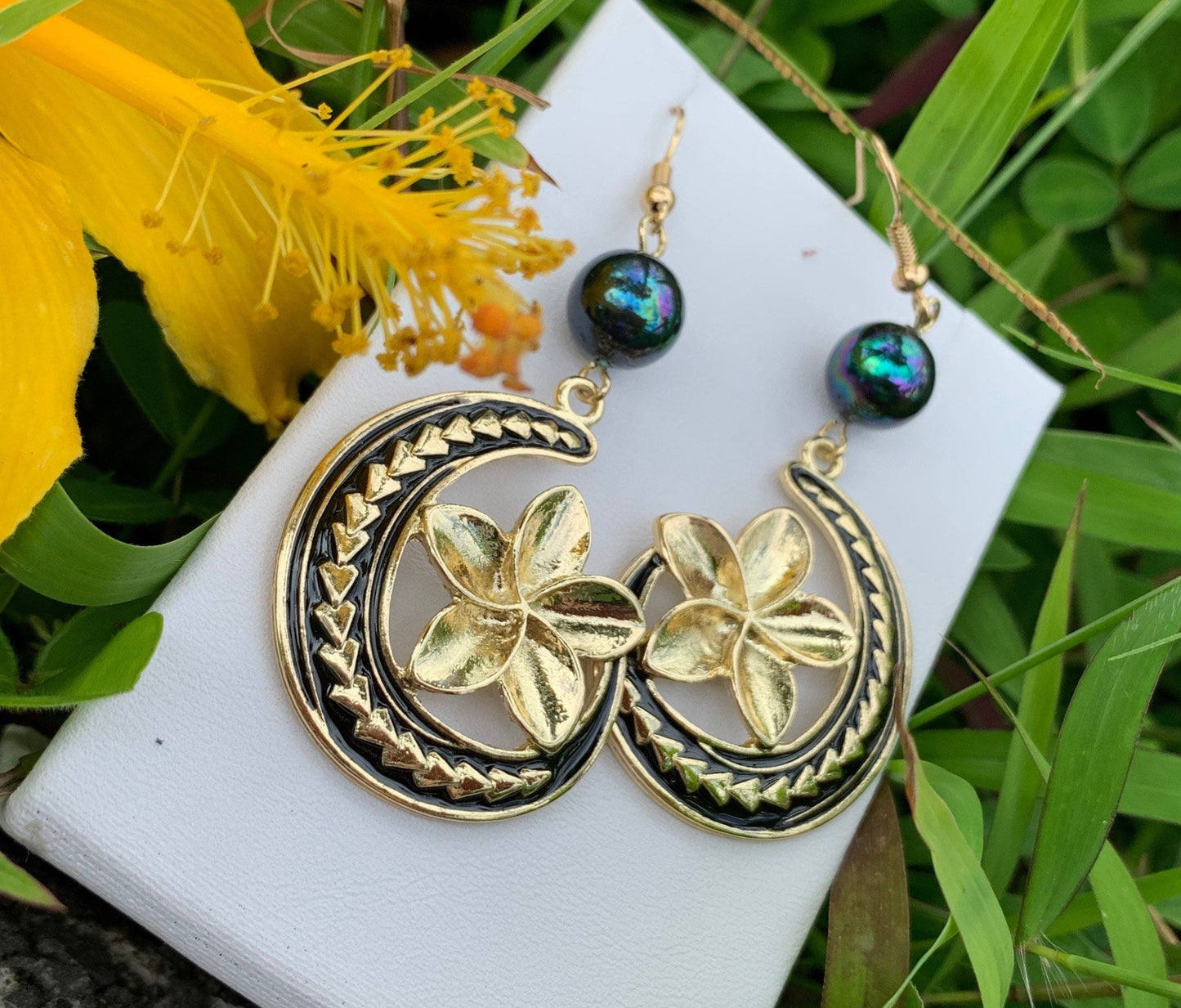 Hawaiian Moon Design Tropical Plumeria Flower : Hamilton Gold Earrings with Black Grayish Shell Pearls