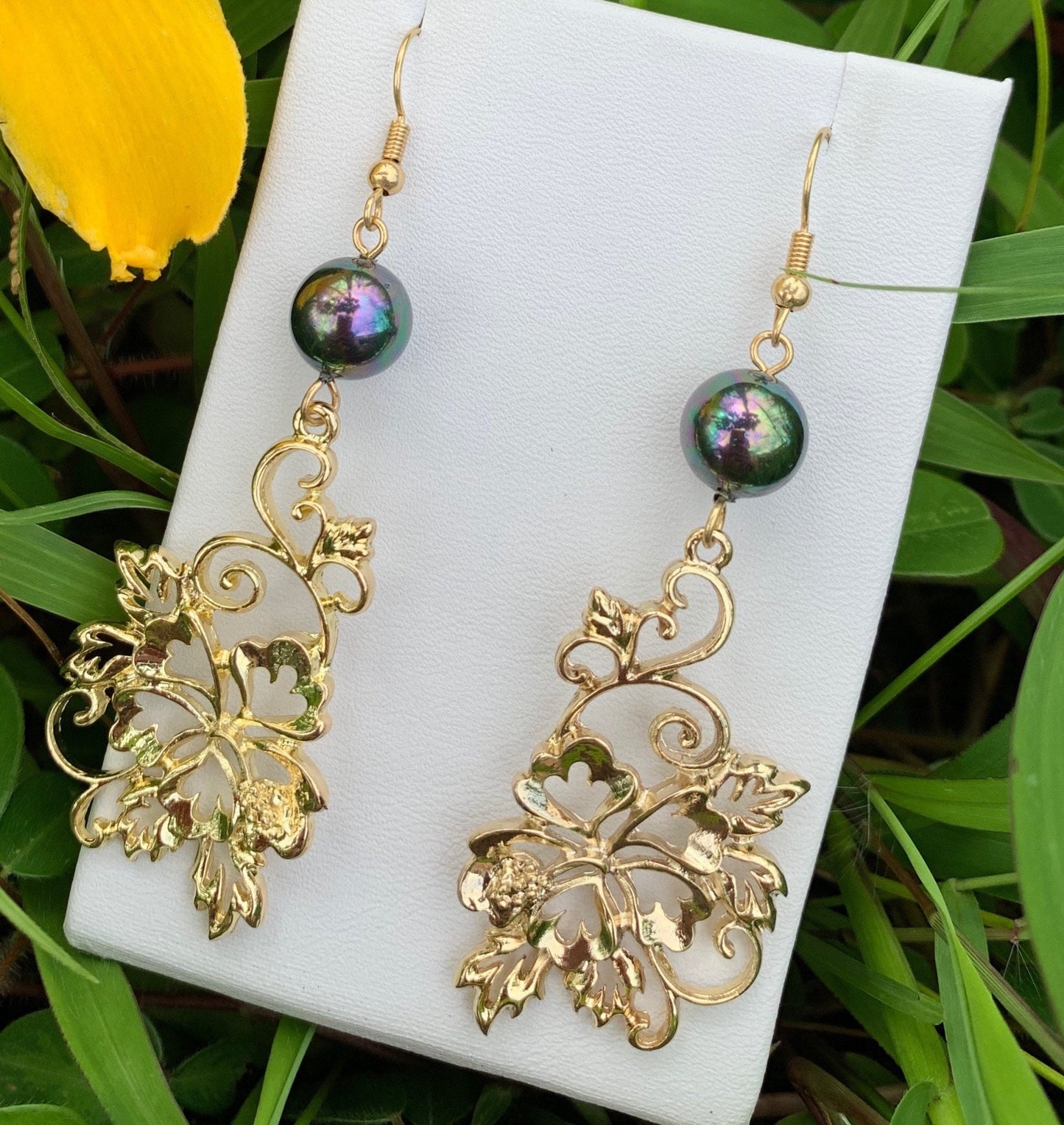 Hawaiian Hibiscus Flowers earrings : Hamilton Gold Earring with  Shell Pearls