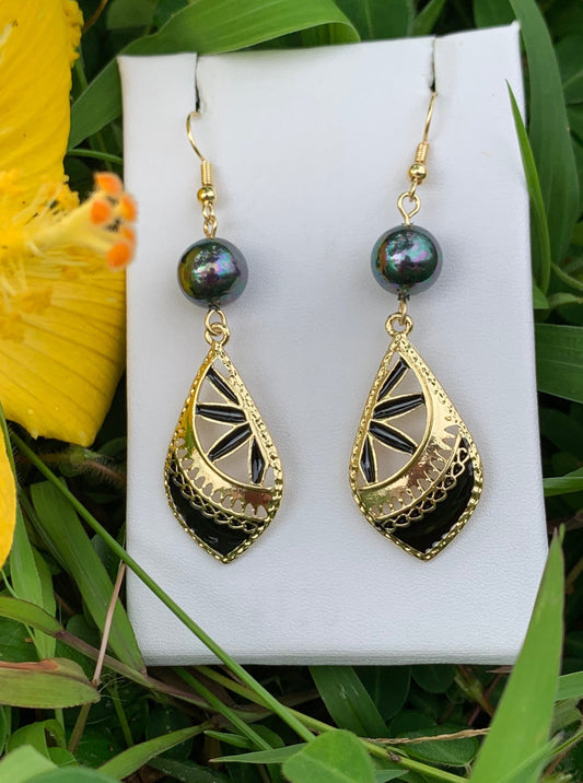 Hawaiian Tribal Design Tropical Tiare flower : Hamilton Gold Earrings with Black Grayish Shell Pearls